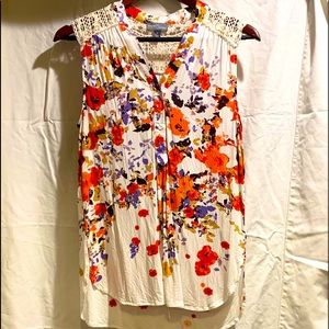 Market and spruce. Floral top. Size Medium.
